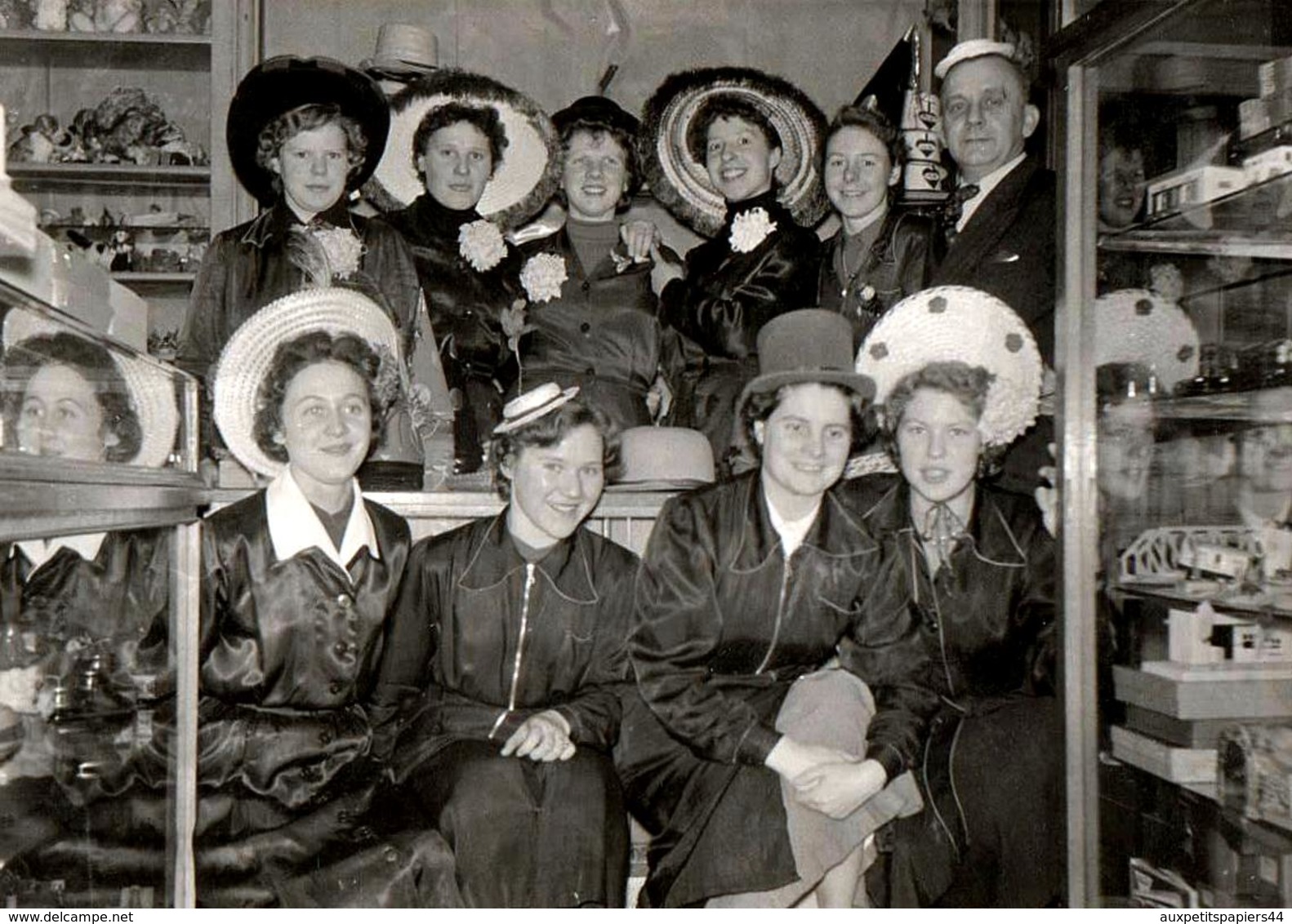 Photo Originale Portrait D'un Club De Catherinettes Avec Leurs Chapeaux - Déguisement & Coeur à Prendre Vers 1950/60 - Personnes Anonymes