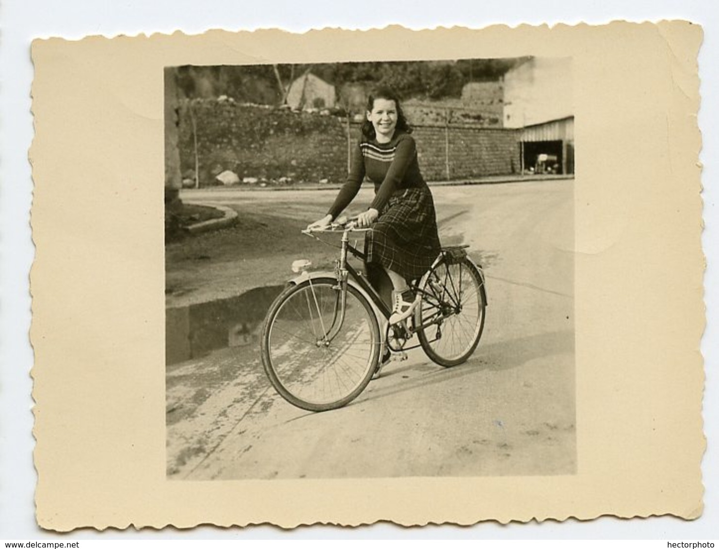 Jeune Fille Femme Velo Woman Girl - Personnes Anonymes