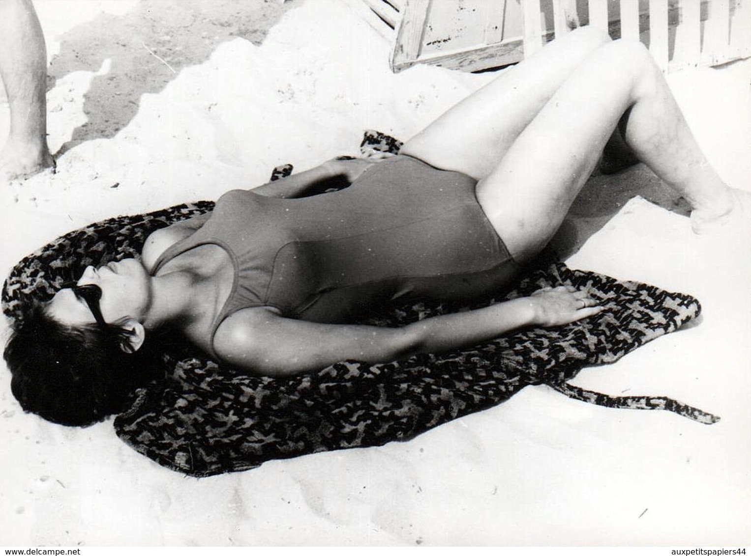 Photo Originale Plage & Maillot Une Pièce Pour Pin-Up En Mode Bronzette & Lunettes De Soleil Vers 1960 - Pin-up