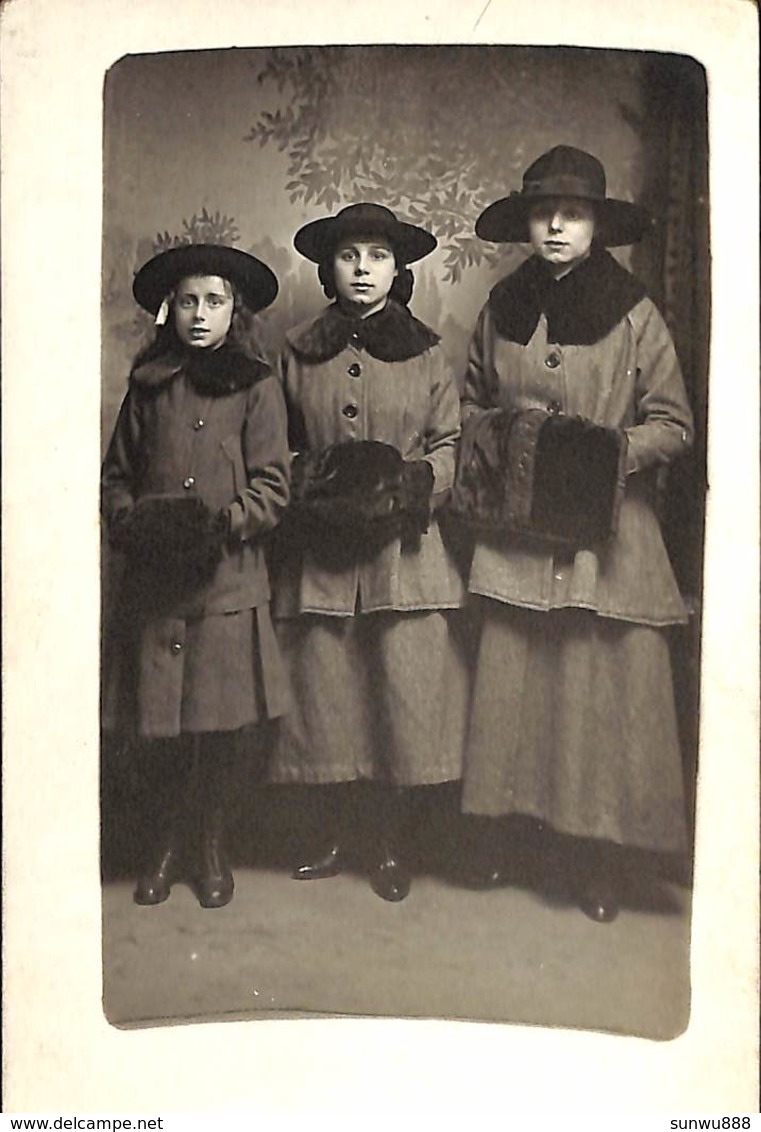 Fotokaart Carte Photo Femmes Enfant Jeune Fille Fourrure (Moderne Photos A Guillaumet Villefranche 1918) - Groupes D'enfants & Familles