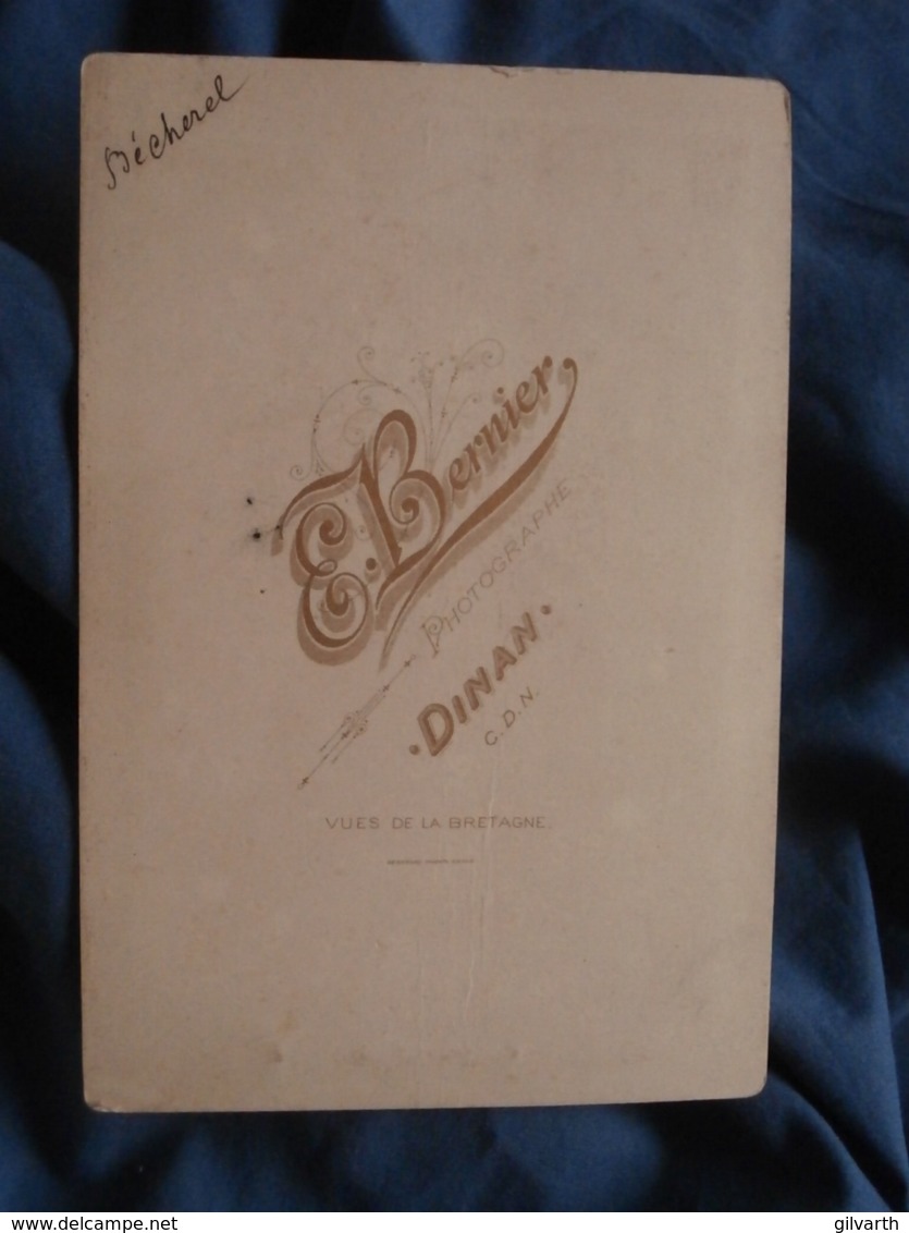 Photo Cabinet E. Bernier à Dinan - Une Fileuse à Dinan, Bécherel, Costumes Bretons Circa 1880 L406A - Anciennes (Av. 1900)