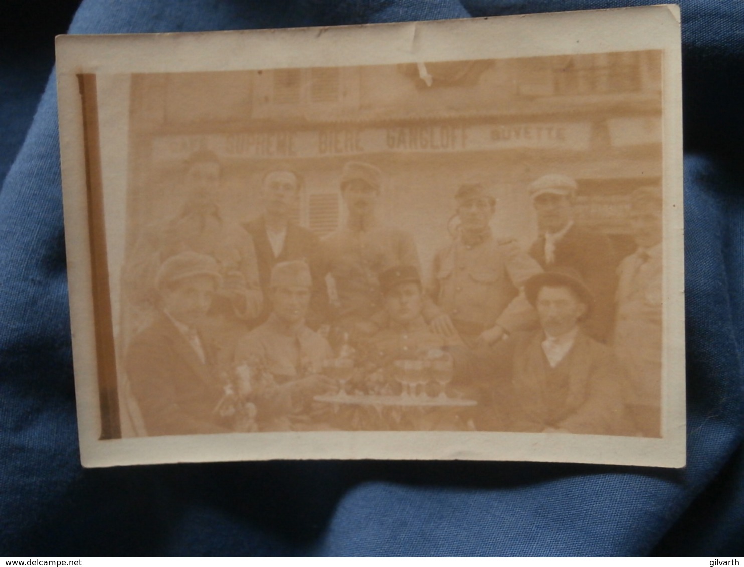 Petite Photo  Hommes Et Militaires Buvant A Une Terrase De Café  Bière Gangloff  Souvenir 14/07/22- L402 - Personnes Anonymes