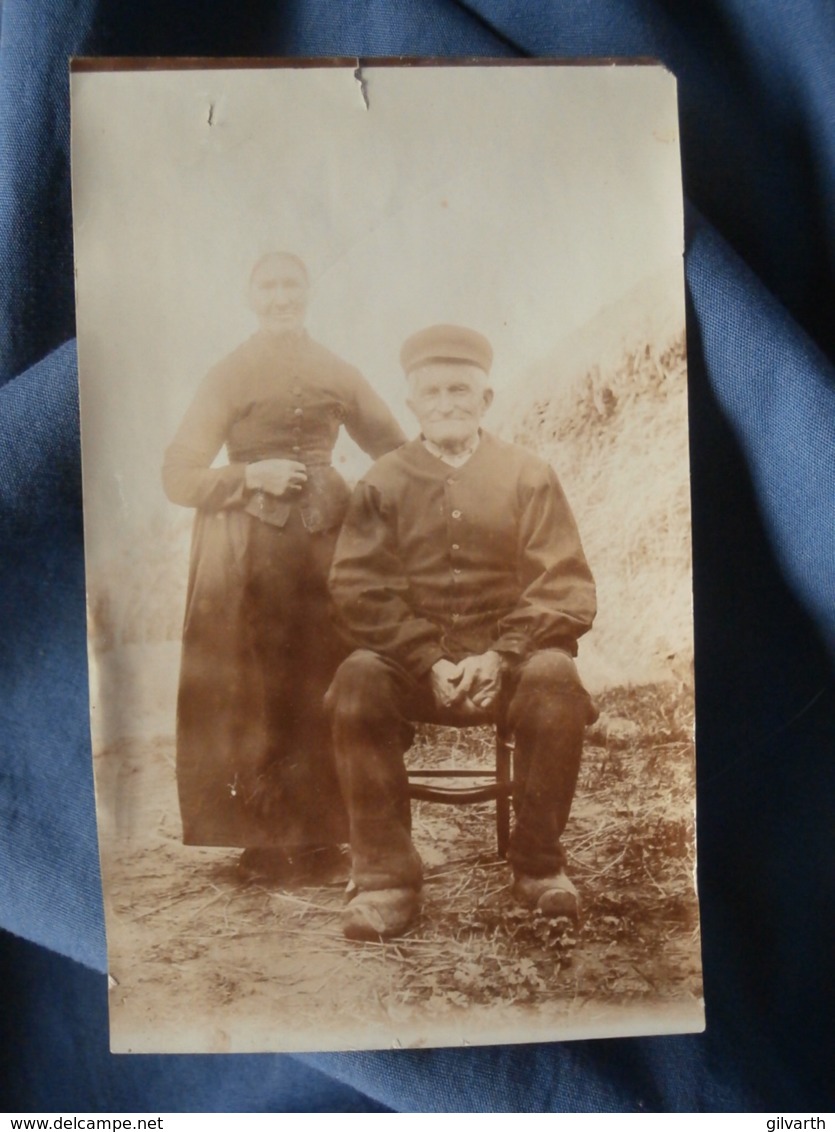 Petite Photo  Couple De Paysans Dans Un Champ  Sabots En Bois  Année 1910-20- L402 - Personnes Anonymes