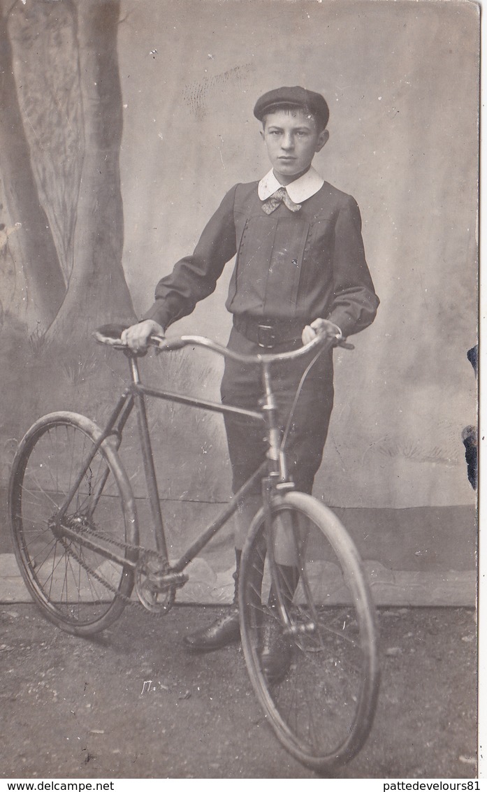 CPA-PHOTO Carte-Photo Jeune Homme Avec Son Vélo Bicyclette Cycliste Cyclisme Cycling Radsport (2 Scans) - Cyclisme
