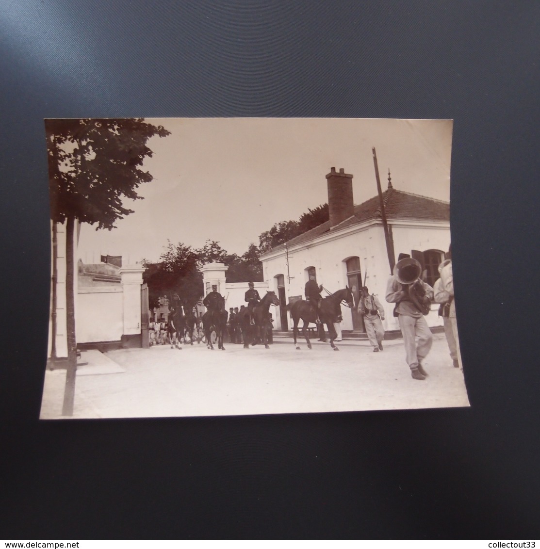 Photo Authentique 1900 La Rochelle Caserne Dupérré Sortie De La Tête De Colonne - Anciennes (Av. 1900)