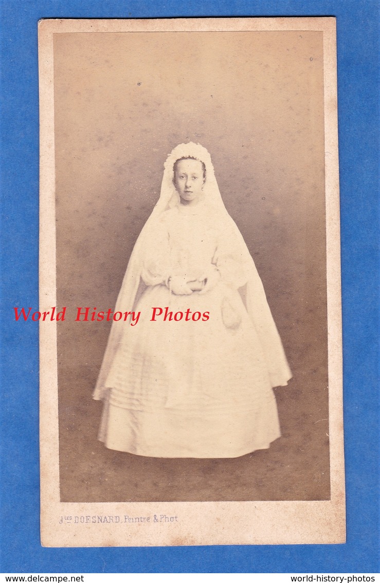 Photo CDV Vers 1870 - LISIEUX - Beau Portrait Jeune Fille à Sa Communion - Photographe J. Doesnard Robe Blanche Mode - Anciennes (Av. 1900)