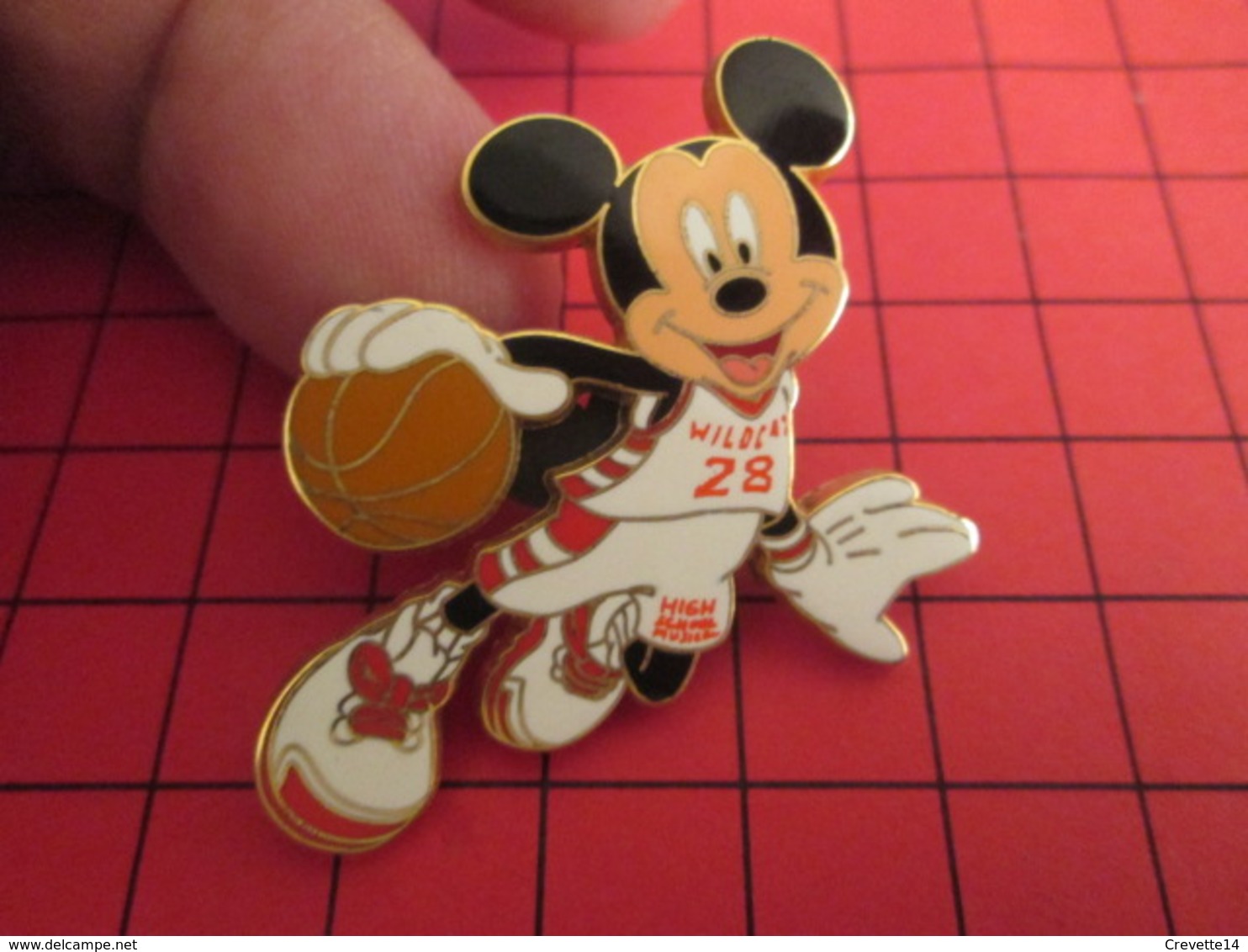 DIS-SPE Pin's Pins : BEAU ET RARE : DISNEY Très Grand Pin's MICKEY BASKETTEUR - Disney