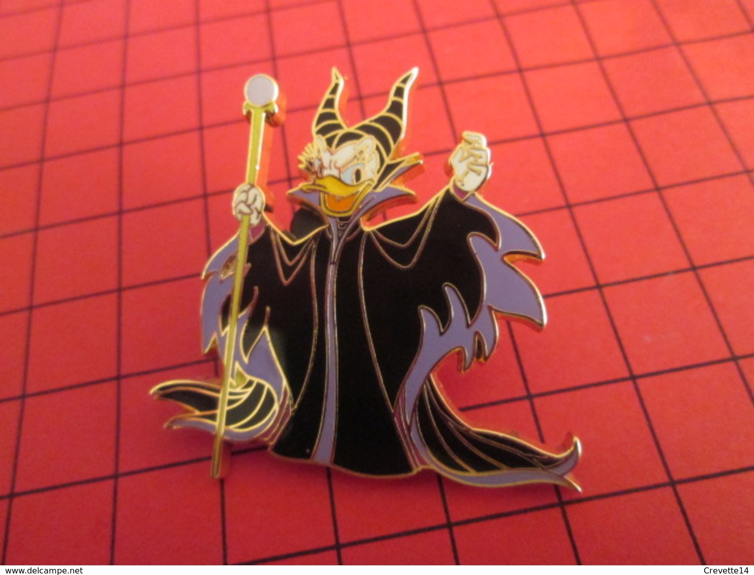 DIS-SPE Pin's Pins : BEAU ET RARE : DISNEY Très Grand Pin's SORCIERE A TETE DE CANARD 2008 - Disney