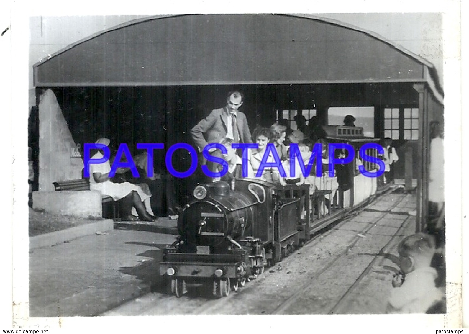 104707 SOUTH AFRICA DURBAN STATION TRAIN CHILDREN 9 X 6.5 CM PHOTO NO POSTAL POSTCARD - Non Classés