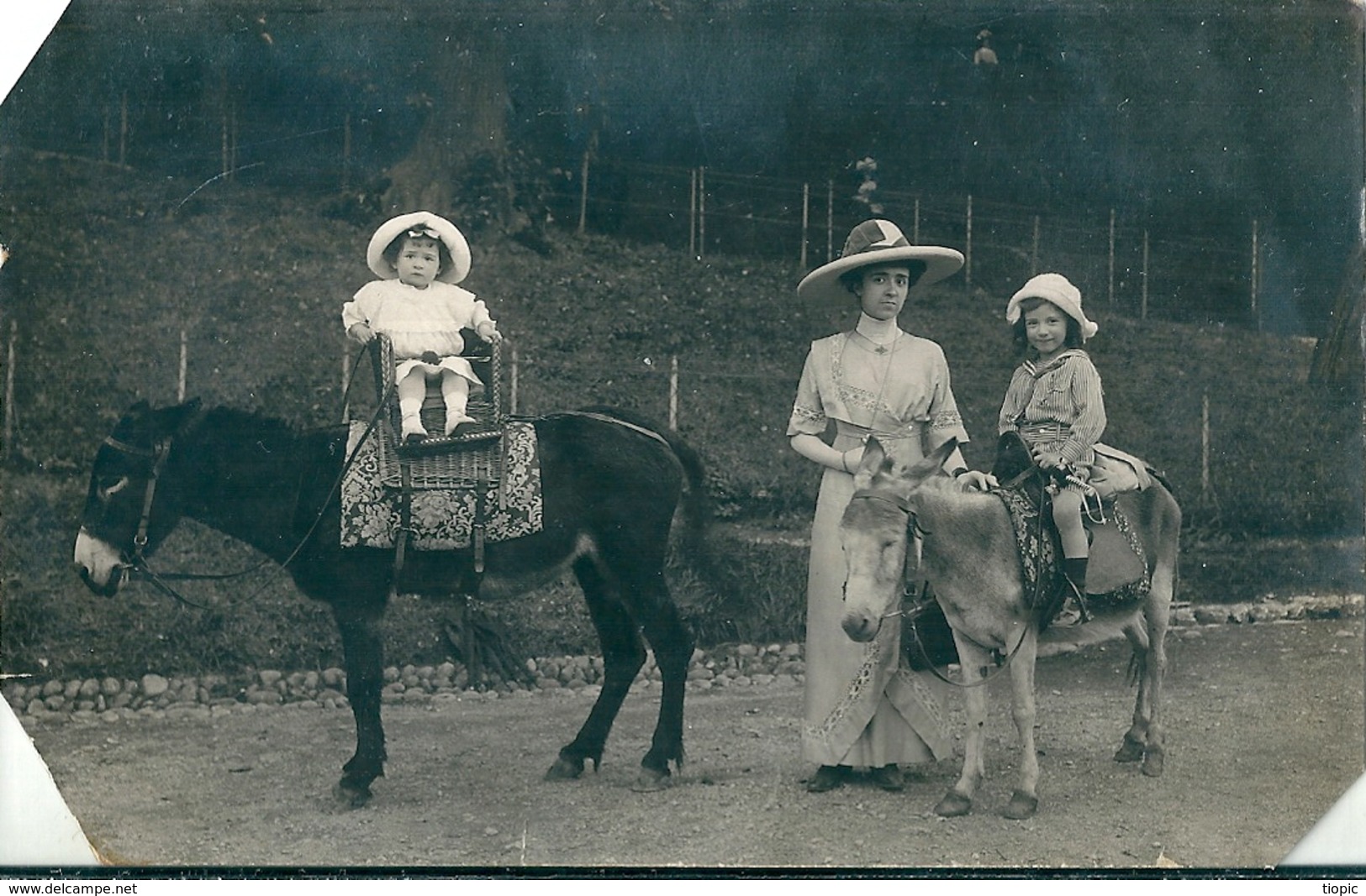 Photographie D'une Mere Et Ses 2 Enfants à Dos D' Anes à  Identifier  ( Le Prénons Des Enfants Est Signifié Au Verso ) - Photographie