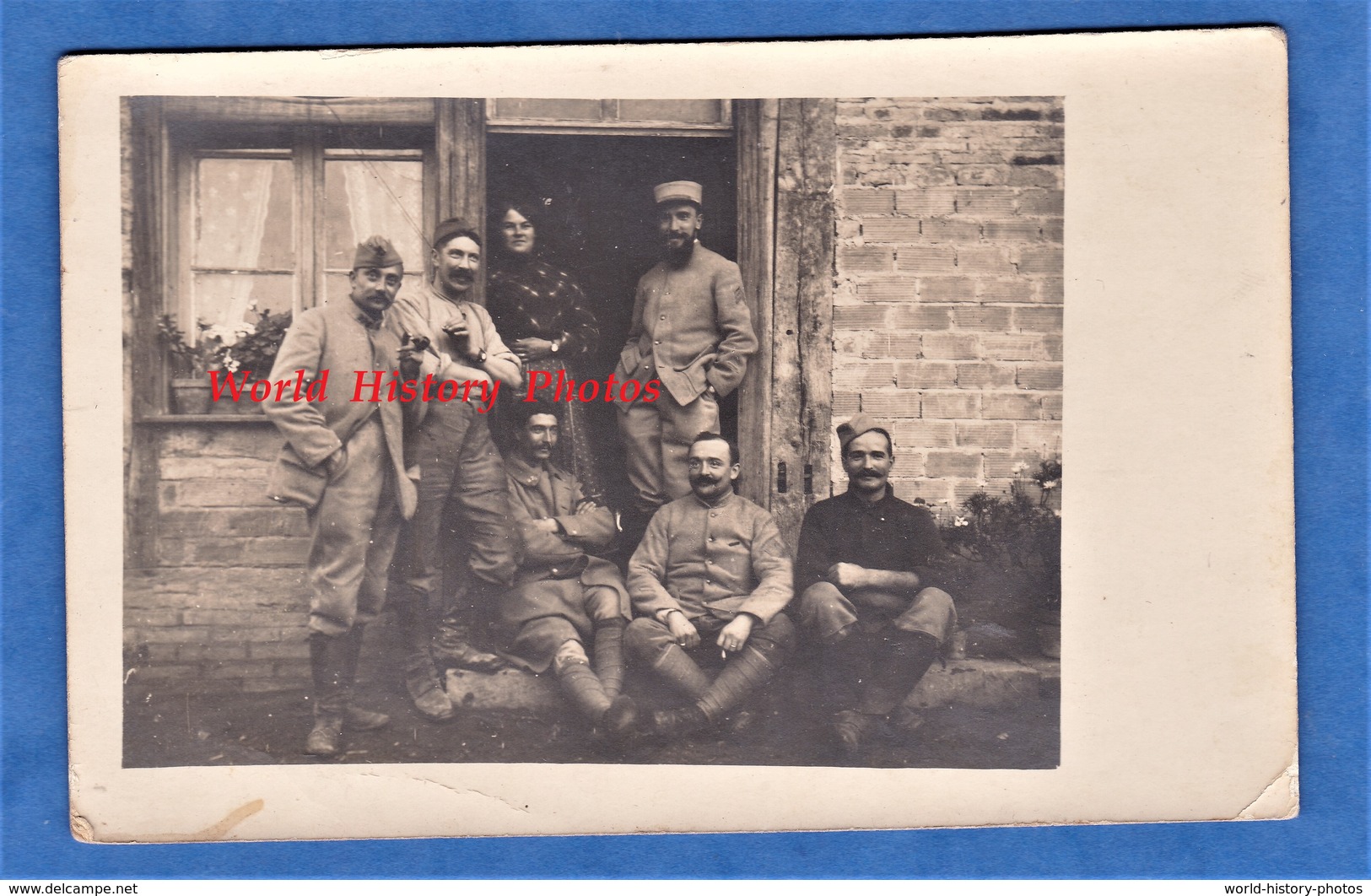 CPA Photo - Beau Portrait De Poilu Dans Un Village Où Ils Cantonnent - 275e Ou 276e Régiment - Habitante WW1 Front - Guerre 1914-18