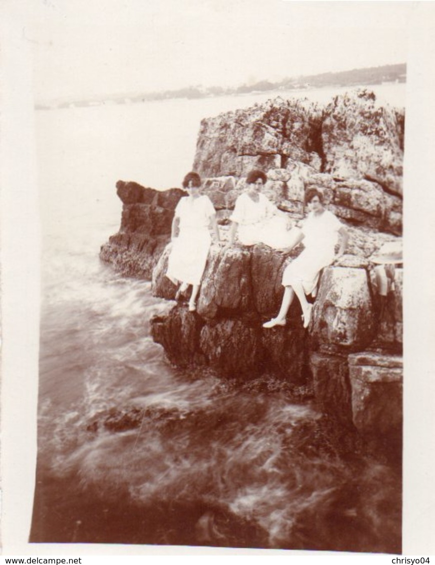 82Ve  Photo 06 Cap D'Antibes 3 Jeunes Filles Dans Les Rochers Année 1920 - Photographie