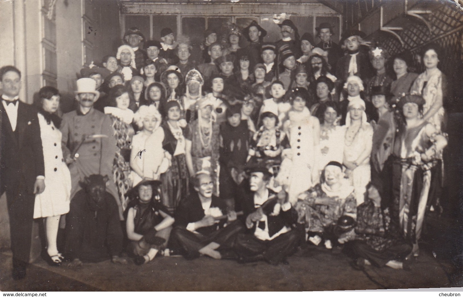 93. LES LILAS. CARTE- PHOTO " PETIN " PLACE DE LA MAIRIE. GROUPE DÉGUISE POUR CARNAVAL - Le Raincy