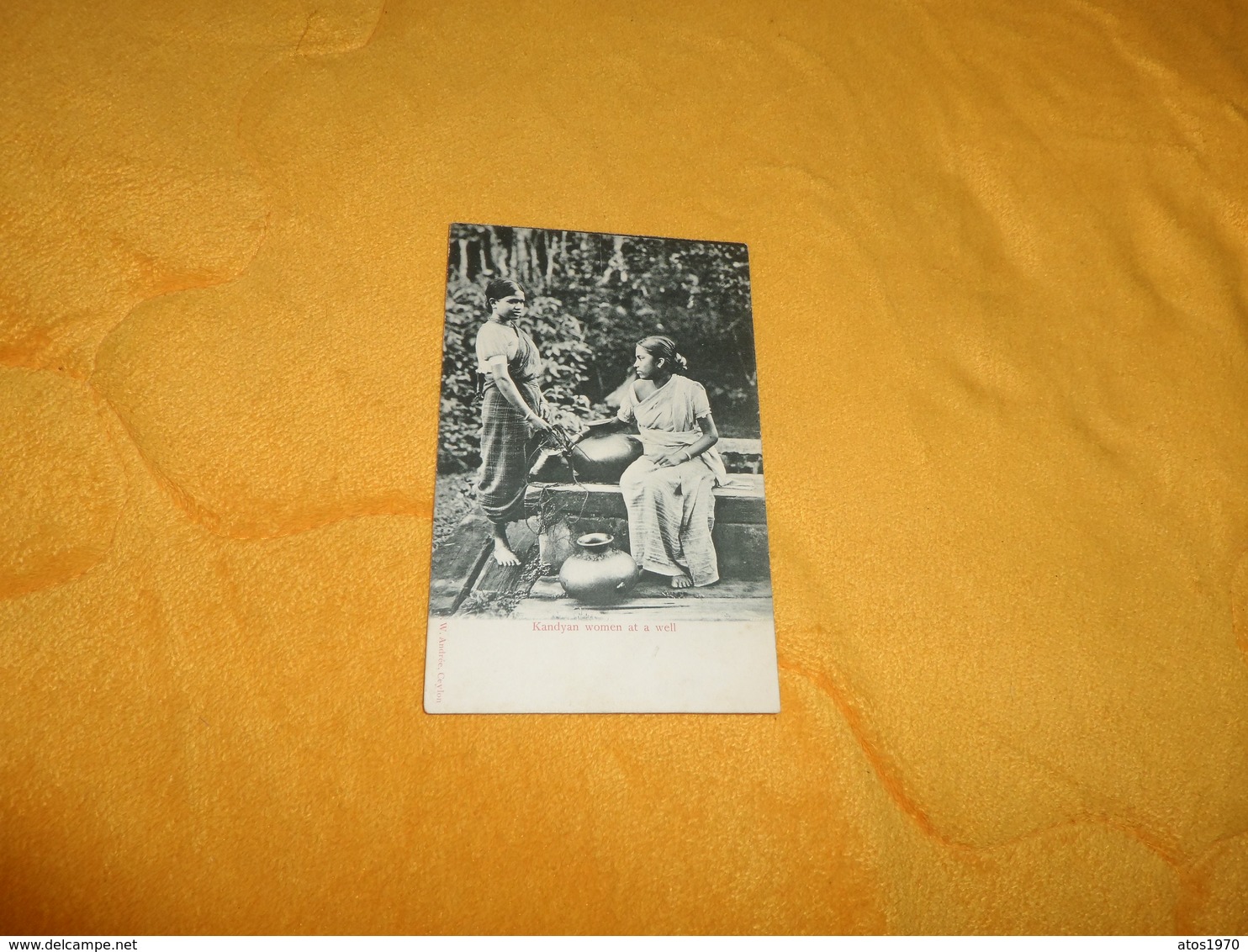 CARTE POSTALE ANCIENNE NON CIRCULEE DATE ?../ KANDYAN WOMEN AT A WELL. - Sri Lanka (Ceylon)