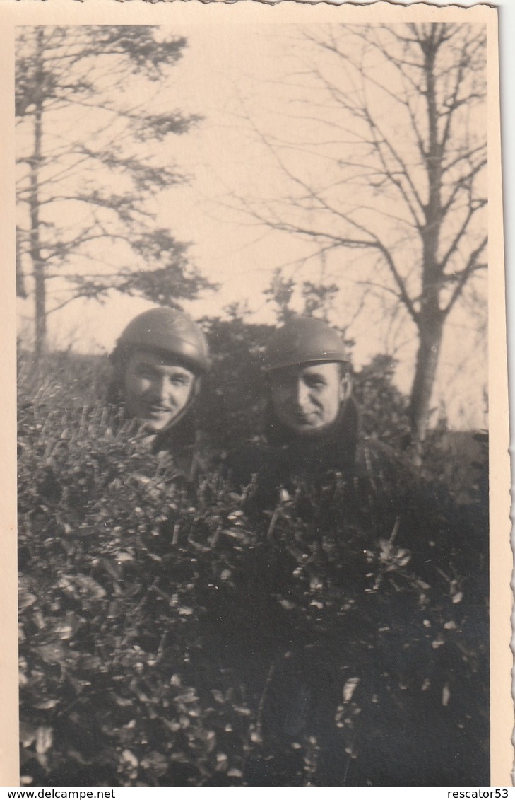 Rare Photo Deux  Soldats Casqués Dont Casque Tankiste 8,5 X 13,5 Cm - 1939-45