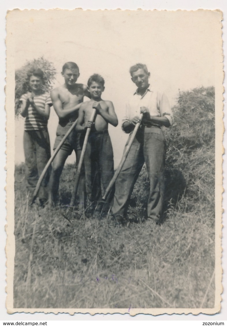 REAL PHOTO, Shirtless Boys W Father Working In Fields Garcons Et Homme Travaillant Dans Le Champ Old  ORIGINAL - Unclassified