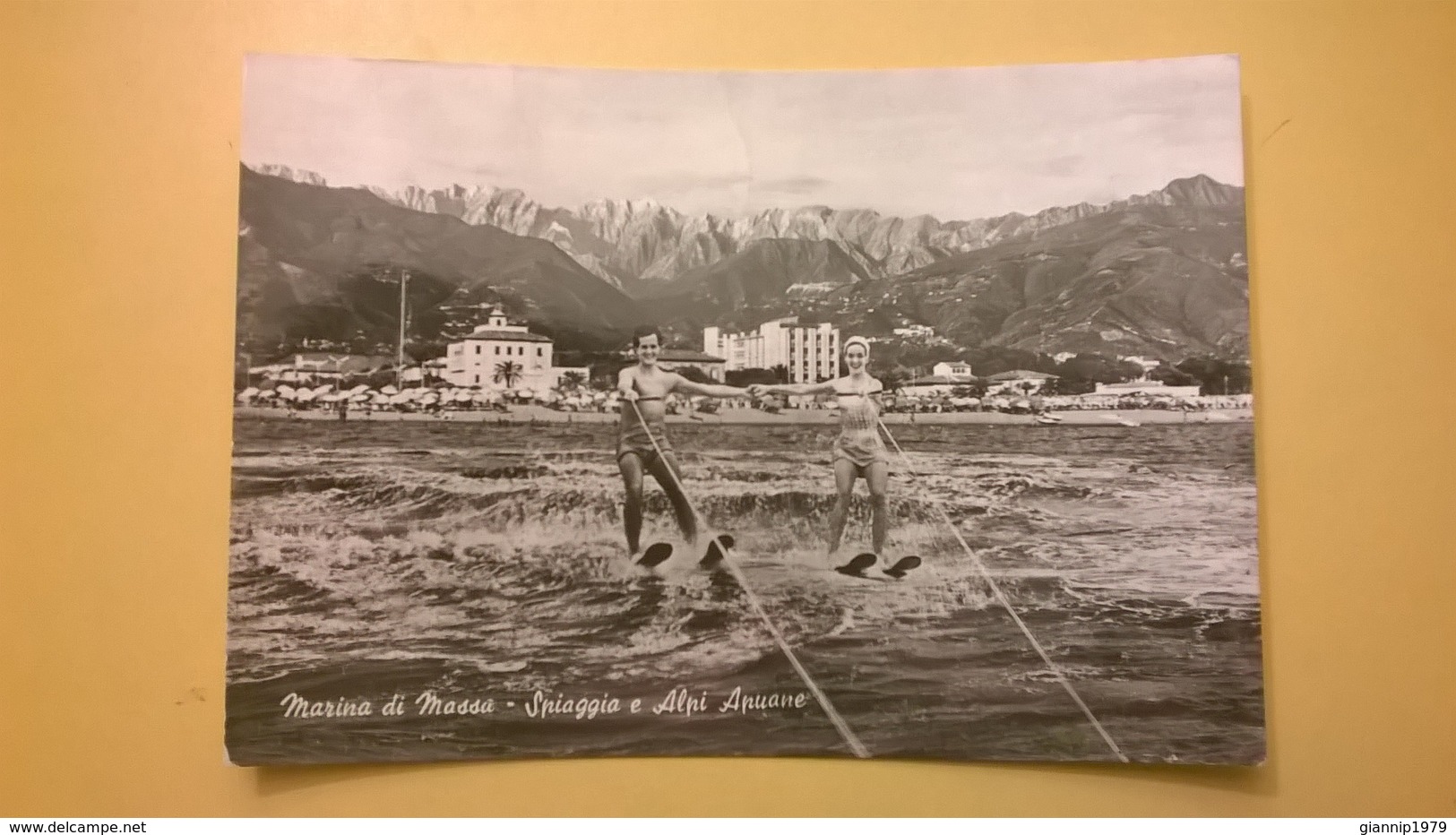 CARTOLINA POSTCARD VIAGGIATA ITALIA 1961 BOLLO MICHELANGIOLESCA MARINA DI MASSA SPIAGGIA ALPI APUANE ANNULLO RONCHI - Massa