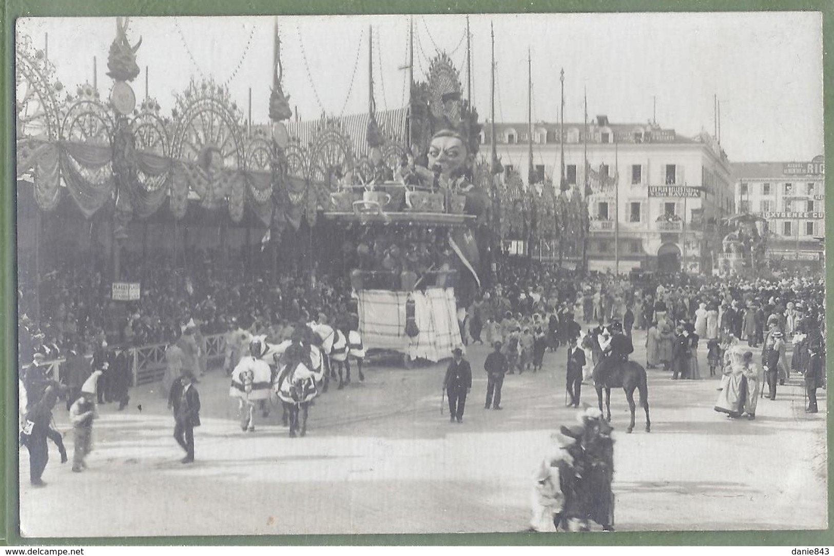 CARTE PHOTO TOP ANIMATION - ALPES MARITIMES - CARNAVAL DE NICE - PASSAGE DEVANT LA GRANDE TRIBUNE - Arnault - Carnaval