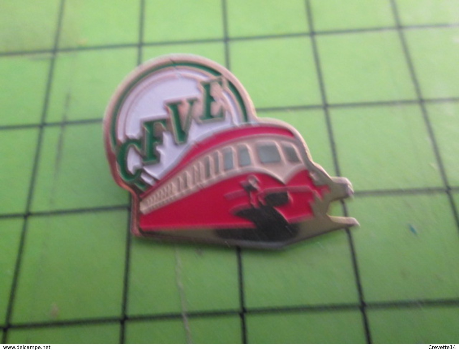 615b Pins Pin's / Rare Et De Belle Qualité  THEME : TRANSPORTS / CFVE LOCOMOTIVE AUTORAIL ROUGE ET CREME - Associations