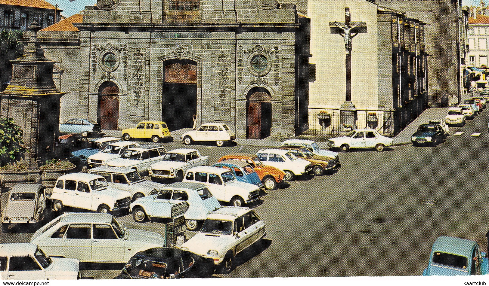 Riom: RENAULT 16, 4, 12, CITROËN AMI 8, DYANE, 2CV, 2x GS, PEUGEOT 404, 504, SIMCA 1500 BREAK - Eglise St Amable - Toerisme