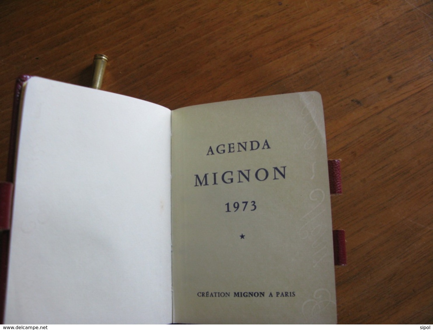 Agenda Mignon 1973 Couverture Cuir Bordeaux Ou Imitation ?Signet Ruban Et Crayon Doré Pub Sté Générale Alsacienne De Ban - Autres & Non Classés