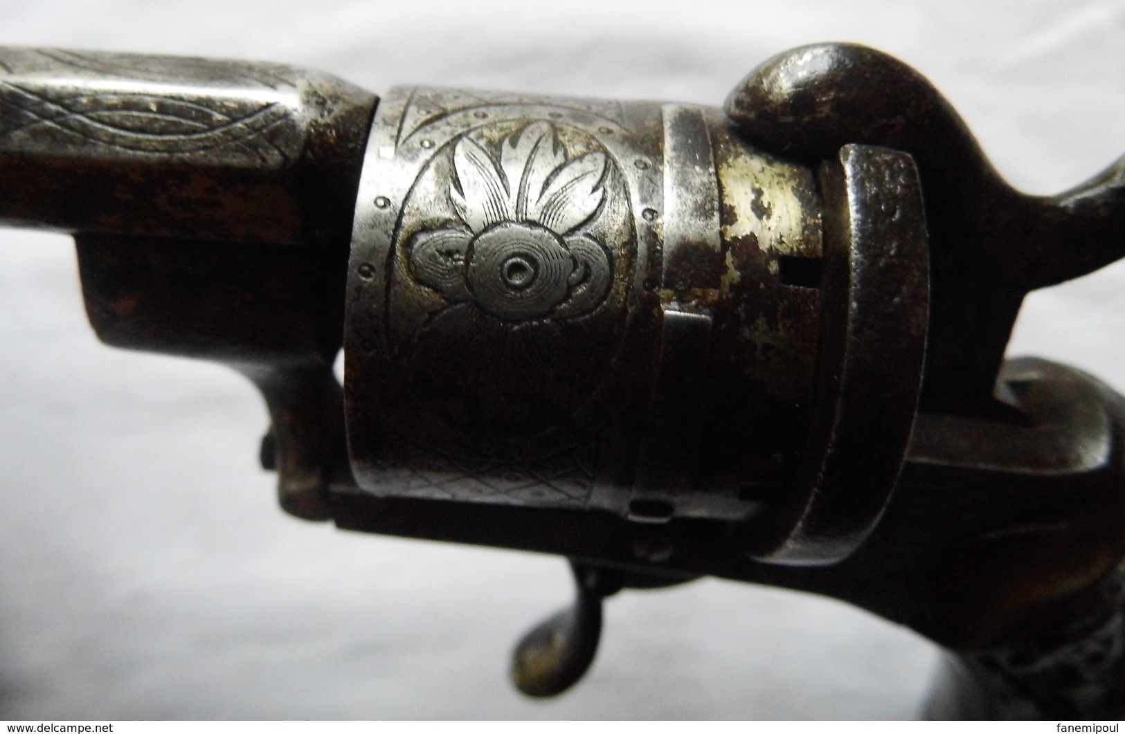 PISTOLET A BARILLET MOTIFS CISELÉS FLEURS , CANON A SIX PANS