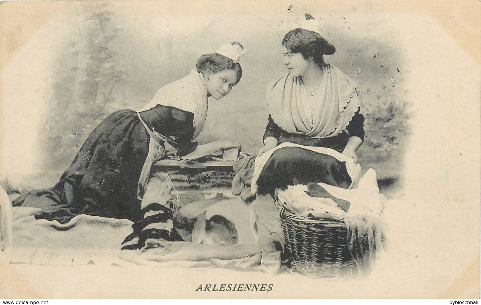 CPA Arlésiennes Au Lavadou Lavoir Lavandière Linge Lingère Métier Costume Folklore - Arles