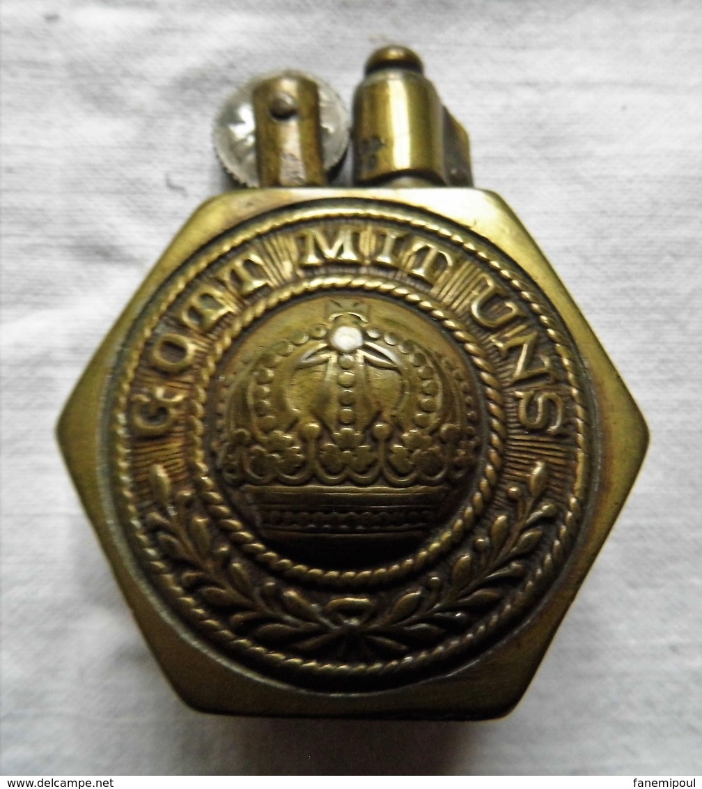 BRIQUET "GOTT MIT UNS" EN LAITON, DEUX FACES TRAVAILLÉES EN RELIEF (travail De Soldat) - Ausrüstung