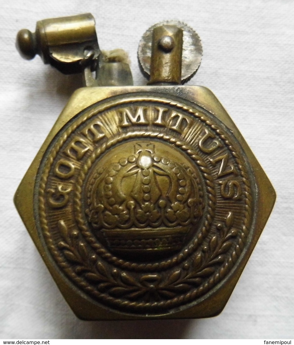 BRIQUET "GOTT MIT UNS" EN LAITON, DEUX FACES TRAVAILLÉES EN RELIEF (travail De Soldat) - Equipement