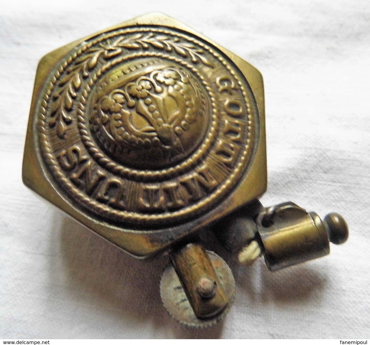 BRIQUET "GOTT MIT UNS" EN LAITON, DEUX FACES TRAVAILLÉES EN RELIEF (travail De Soldat) - Ausrüstung