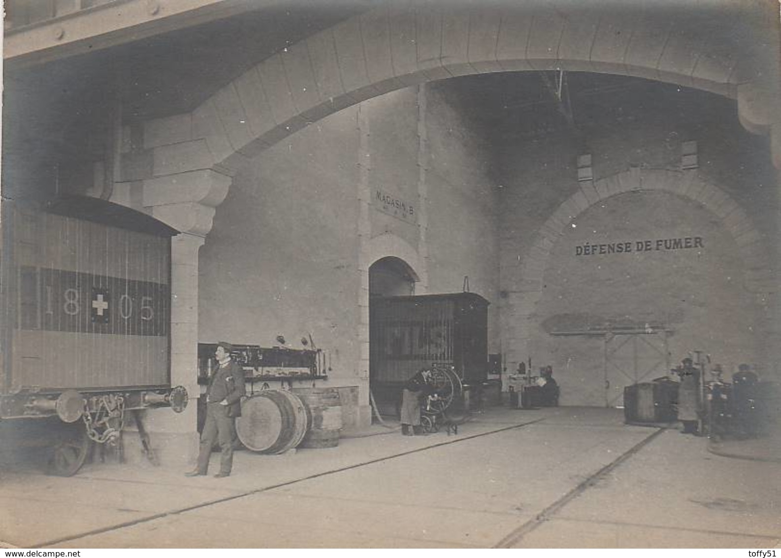 PHOTO SOUPLE (13.5x9.5 Cm) WAGONS TONNEAUX OUVRIERS DANS ENTREPÔT ÉTABLISSEMENTS PERNOD FILS PONTARLIER (25) - Autres & Non Classés