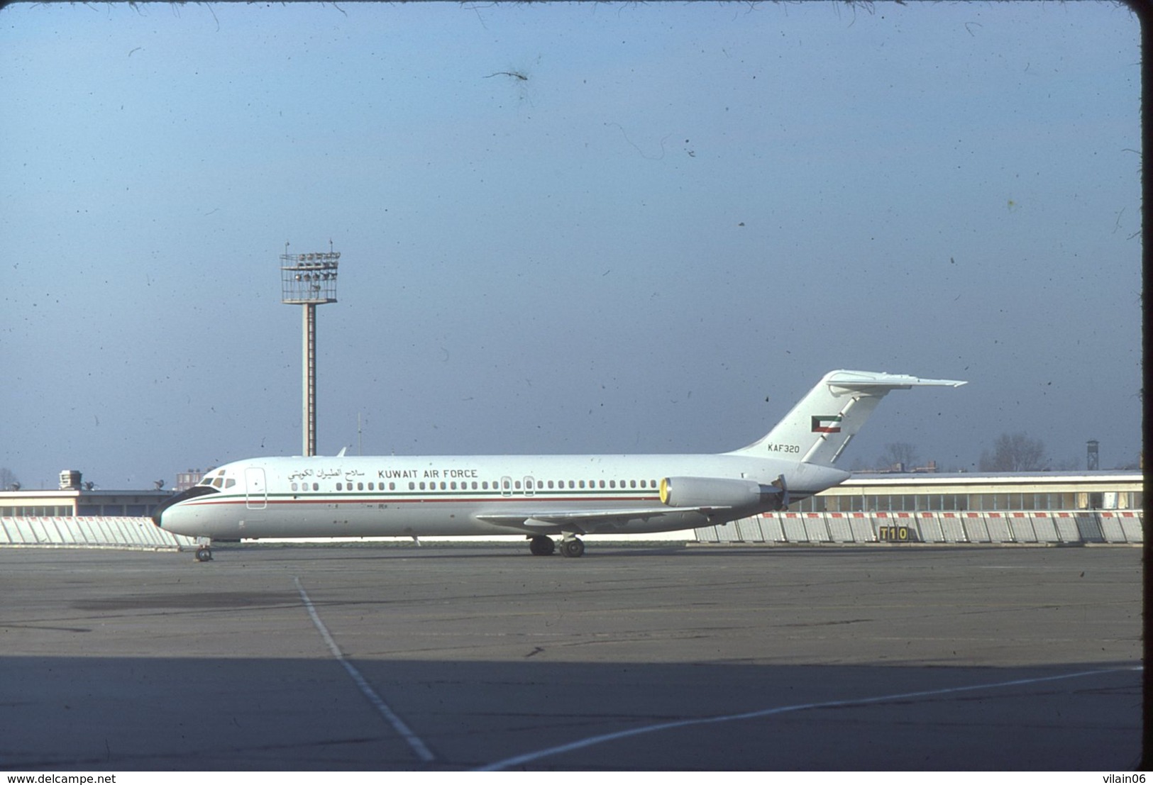 SLIDE / AVION / AIRCRAFT   KODAK  ORIGINAL     KUWAIT AIR FORCE  DC 9  KAF 320 - Diapositives