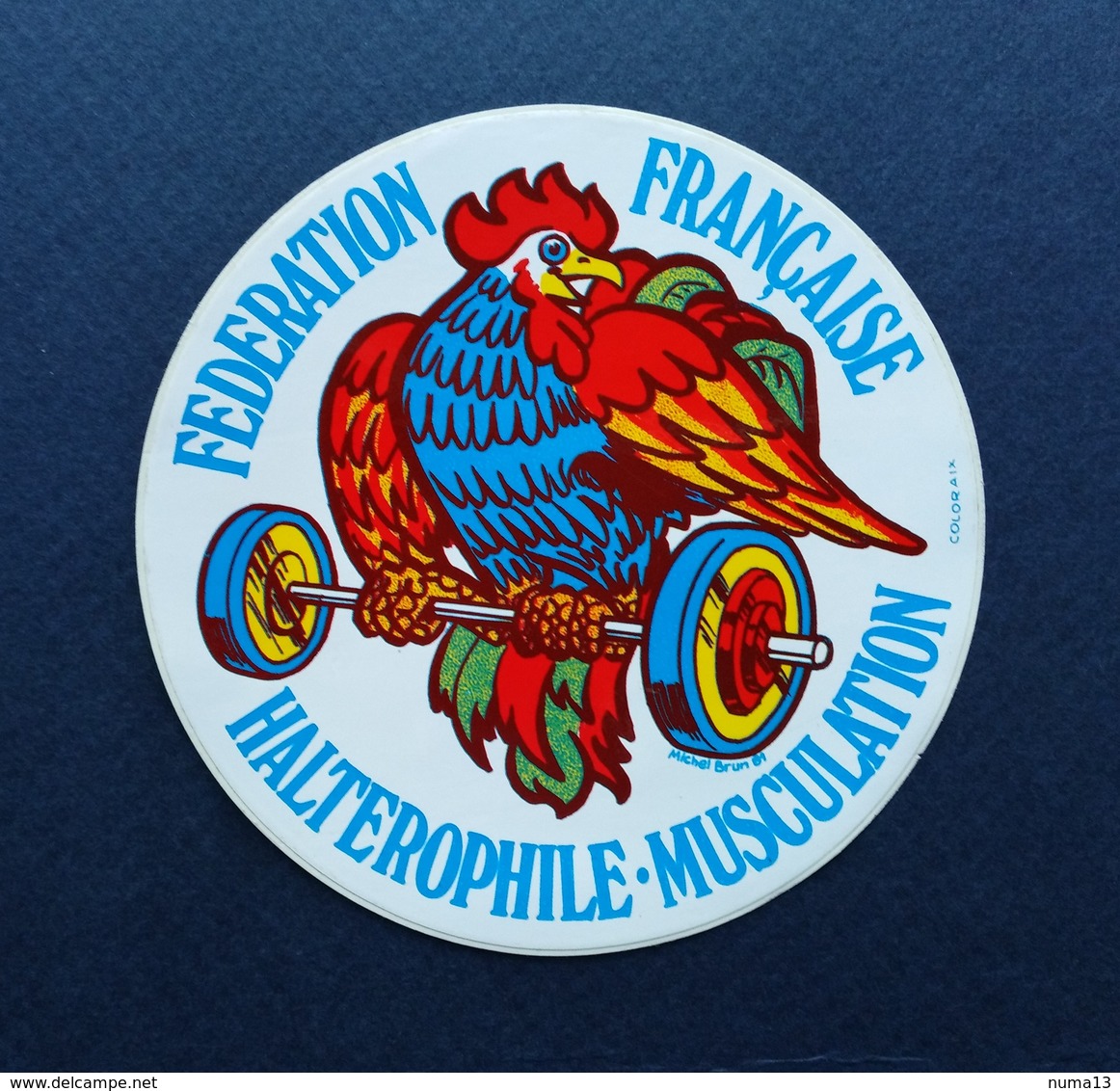 AUTOCOLLANT ILLUSTRATION MICHEL BRUN 1981 FEDERATION FRANCAISE HALTEROPHILIE  COQ - Autocollants