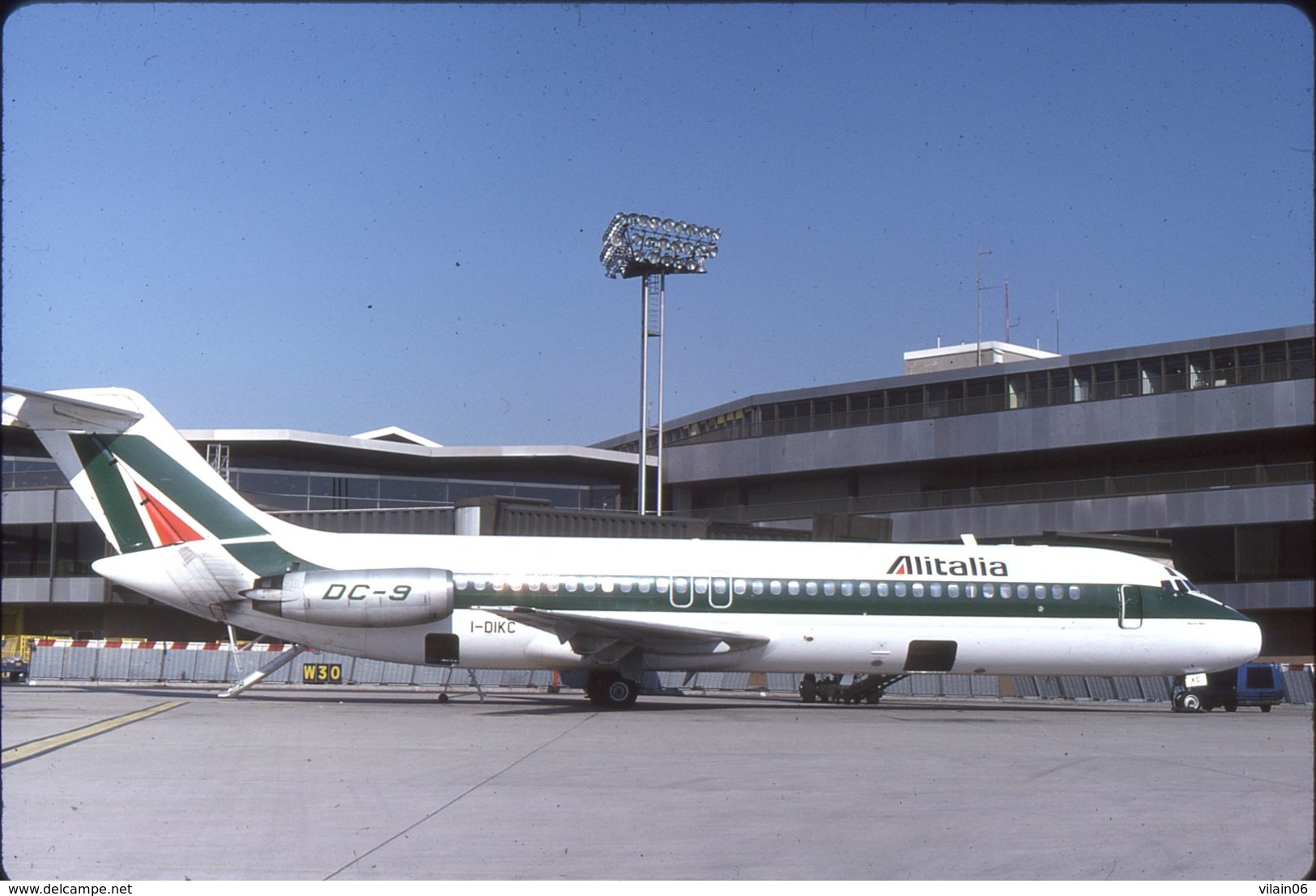 SLIDE / AVION / AIRCRAFT   KODAK  ORIGINAL   ALITALIA  DC 9  I-DIKC - Diapositives (slides)