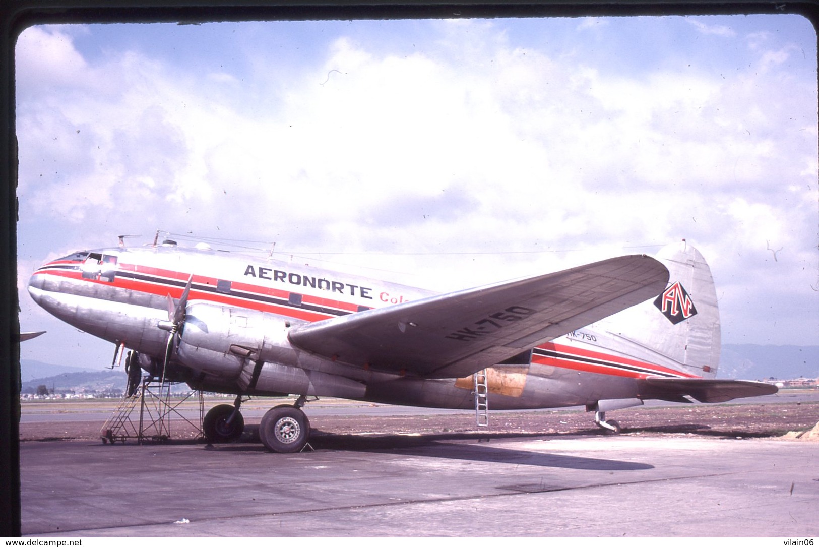 SLIDE / AVION / AIRCRAFT   KODAK  ORIGINAL   AERONORTE COLOMBIA  C 46  HK-750 - Diapositives