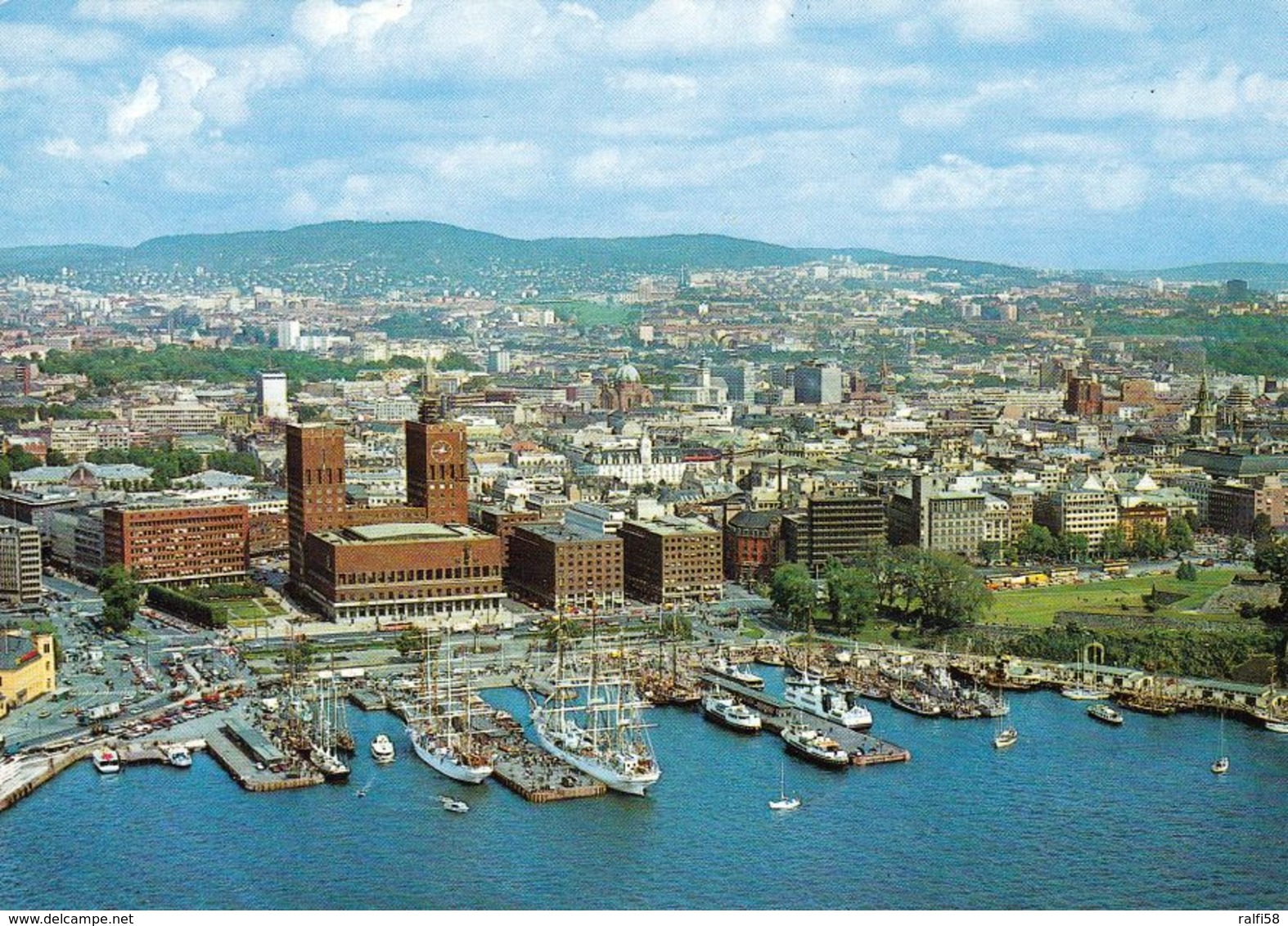 1 AK Norwegen * Blick Auf Die Hauptstadt Oslo - Im Vordergrund Das Rathaus Und Der Hafen - Luftbildaufnahme * - Norwegen