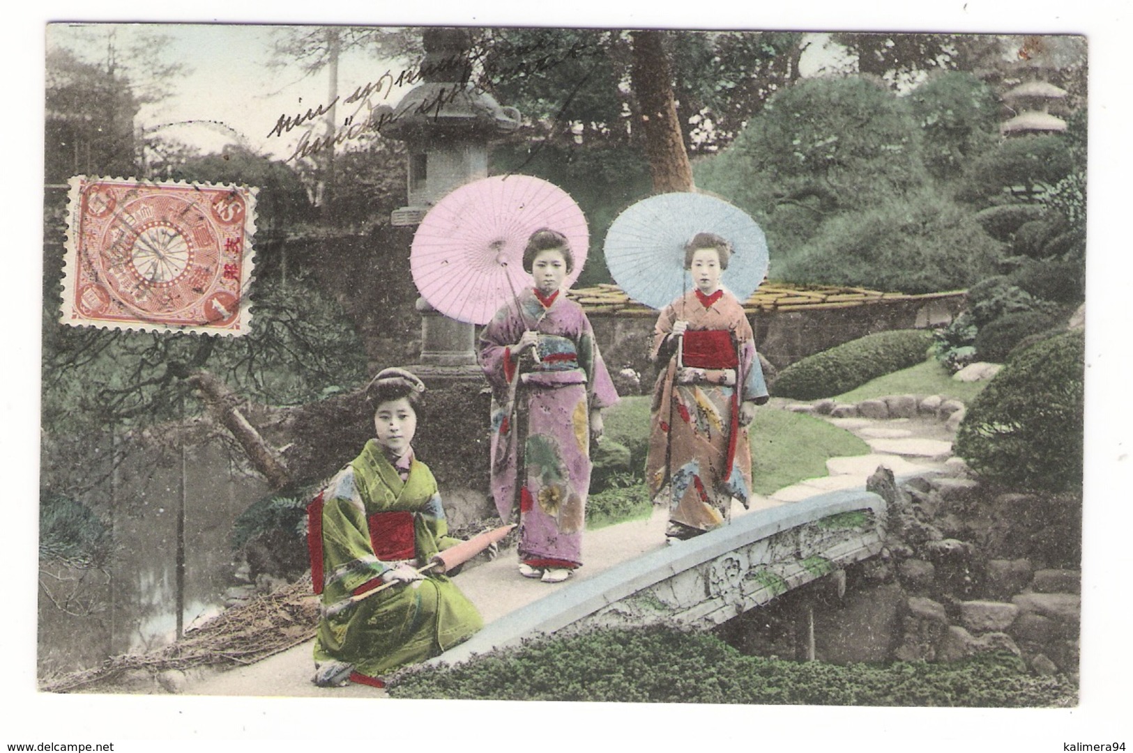 JAPON  /  3  GEISHAS  AVEC  SUPERBES  KIMONOS  +  OMBRELLES - Autres & Non Classés