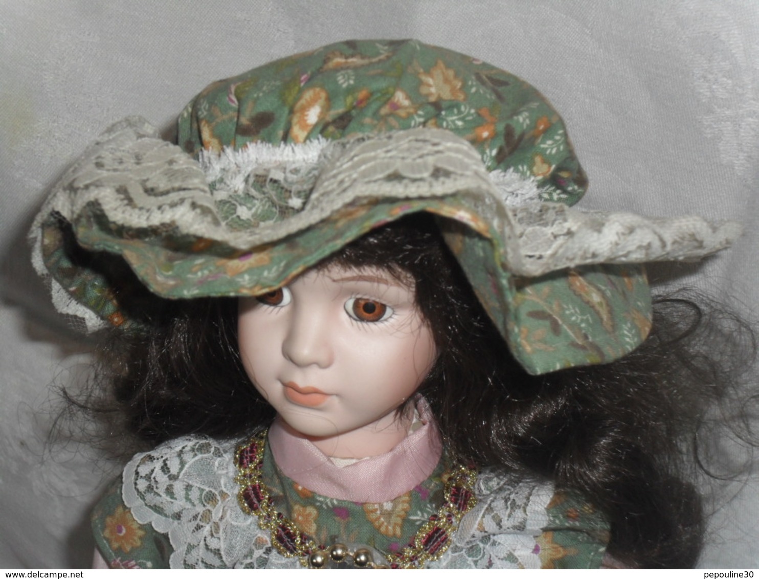 ** BELLE POUPÉE ANCIENNE  Tête , Mains, Pieds, PORCELAINE. (2 CHAPEAUX) ** TBE