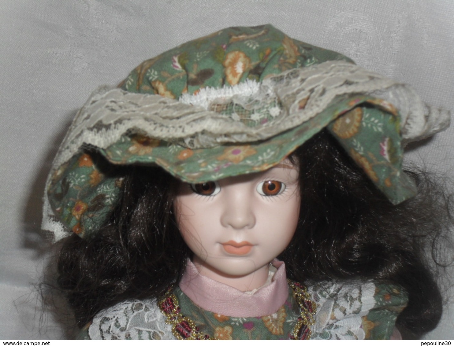 ** BELLE POUPÉE ANCIENNE  Tête , Mains, Pieds, PORCELAINE. (2 CHAPEAUX) ** TBE