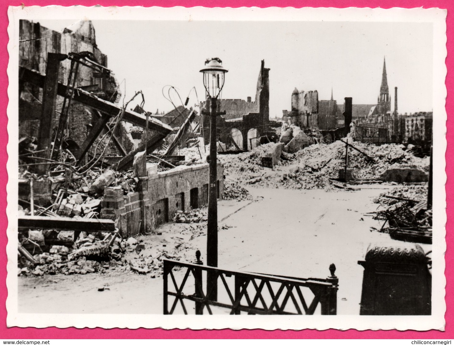 Cp Dentelée - Verwoest Rotterdam 1940 - No S Victoria Hotel Leuvehaven - Bombardement - Gebr. SPANJERSBERG - Rotterdam