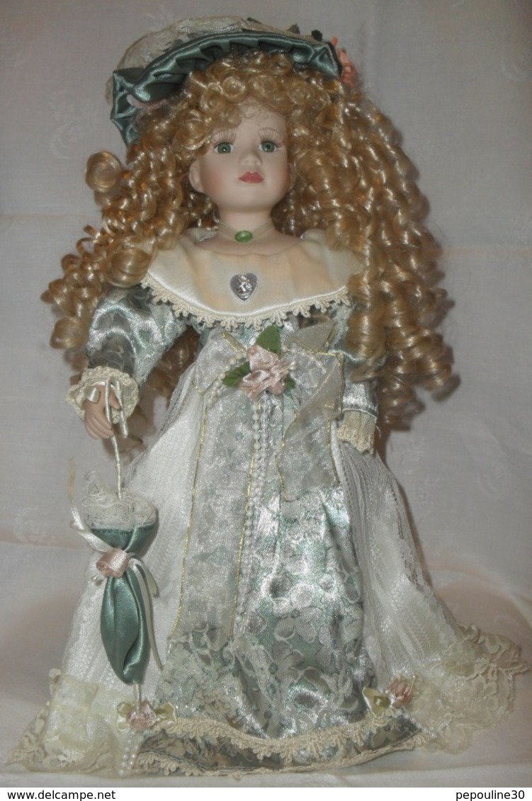 ** TRÈS  BELLE POUPÉE ANCIENNE ** Tête , Mains, Pieds ** PORCELAINE ** - Poupées