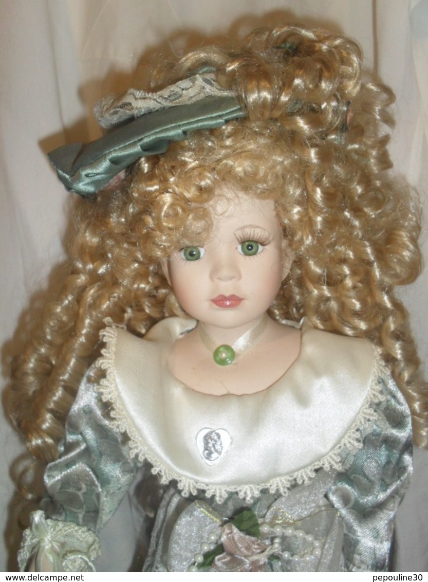 ** TRÈS  BELLE POUPÉE ANCIENNE ** Tête , Mains, Pieds ** PORCELAINE **