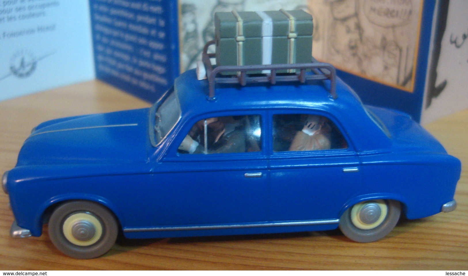 Voiture PEUGEOT 403 TAXI fin des années 1950, 1/43 de Tintin dans le Bijoux de la Castafiore, TINTIN