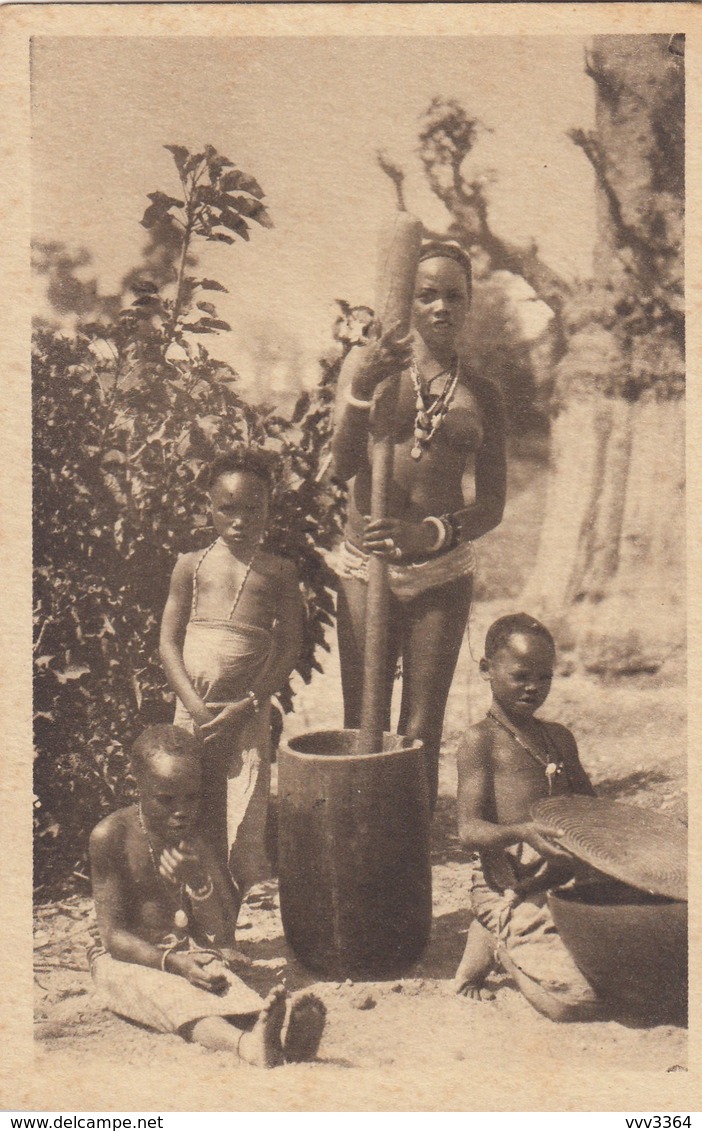 AFRIQUE OCCIDENTALE FRANCAISE (SENEGAL) : Pileuse De Mil - Senegal