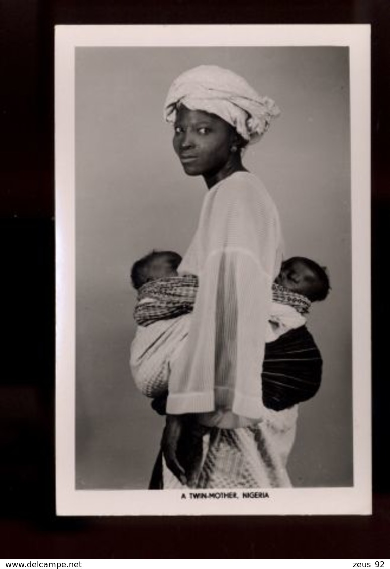 B9506 NIGERIA - PEOPLE FOLKLORE WOMAN - A TWIN-MOTHER - Nigeria