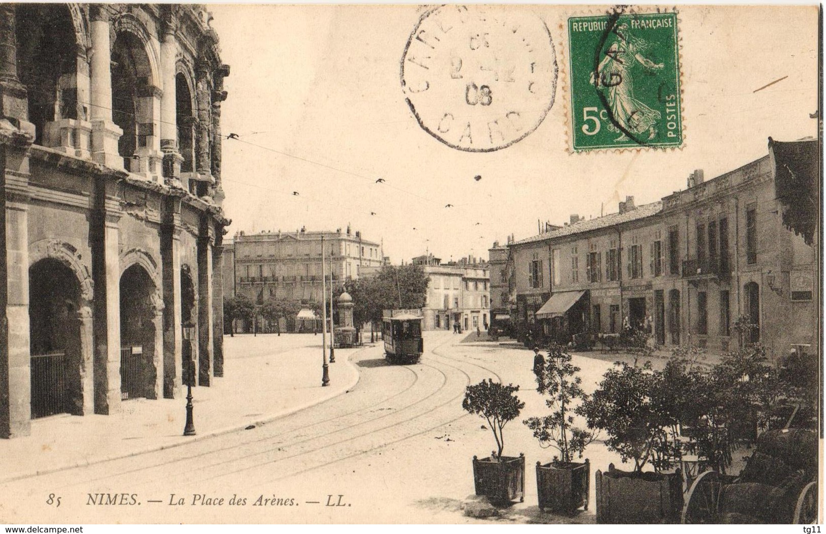 30 - NIMES - LA PLACE DES ARÈNES - Nîmes