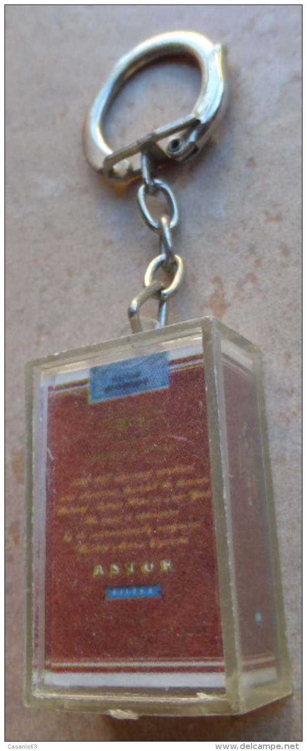 Porte  Clefs      PAQUET  DE  CIGARETTE  -  ASTOR - Porte-clefs