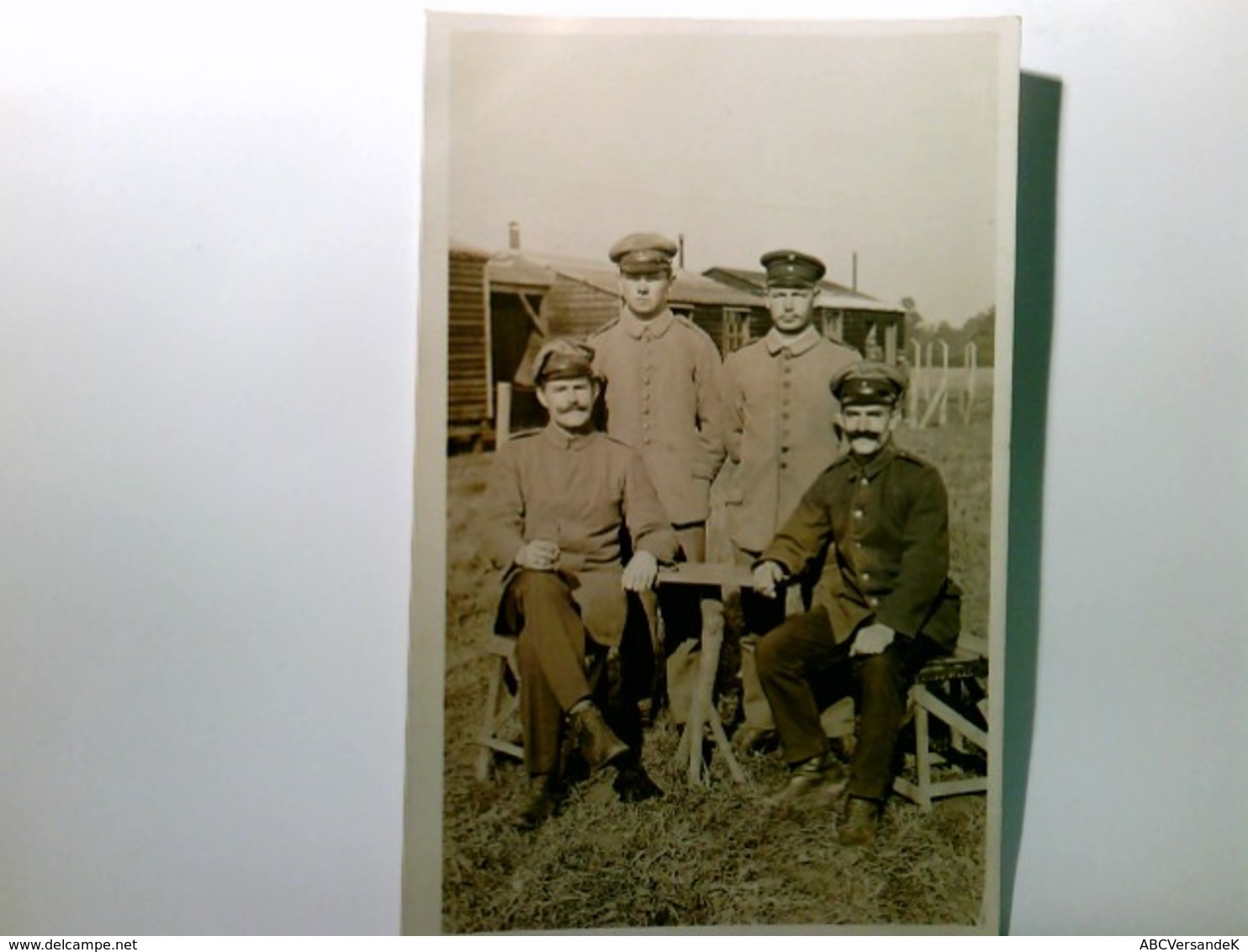 Militärische AK S/w. 4 Soldaten In Uniform. Gruppenfoto, Militaria, 1. WK - Sonstige & Ohne Zuordnung