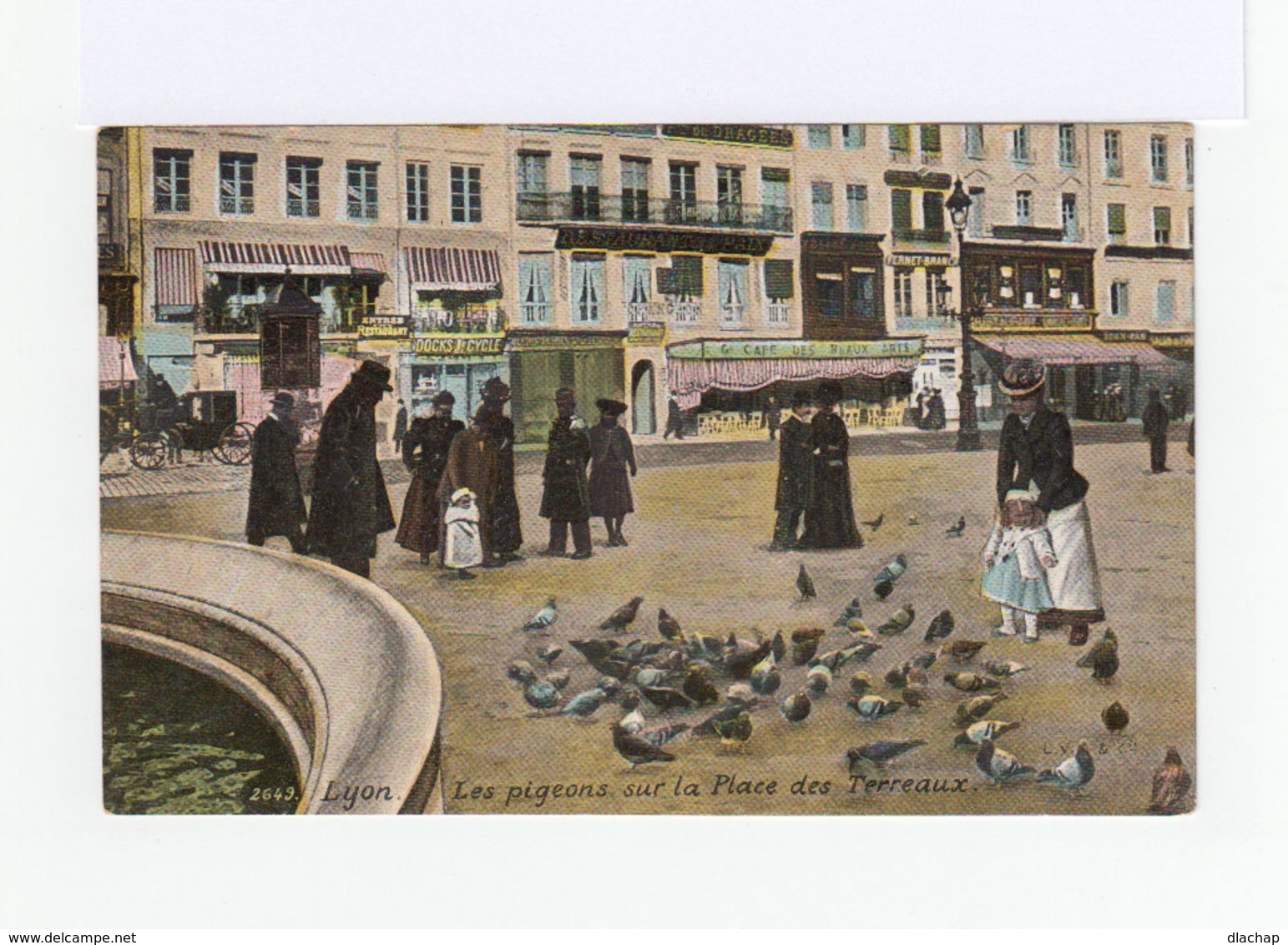 Lyon. Les Pigeons Sur La Place Des Terreaux. Femmes, Enfants, Fiacre, Café...(3173) - Lyon 1