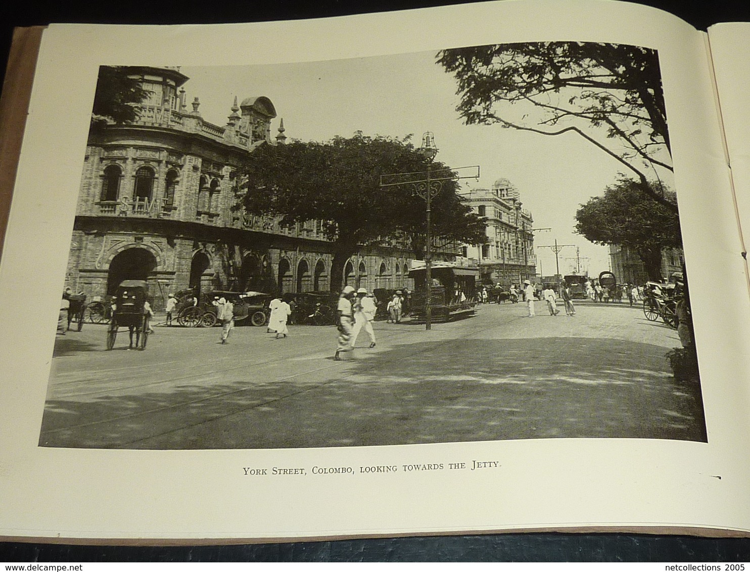THE HUNDRED BEST VIEWS OF CEYLON - FROM PHOTOGRAPHS TAKEN BY THE PUBLISHERS - 100 MEILLEURS VUES DE CEYLON (AD) - Places